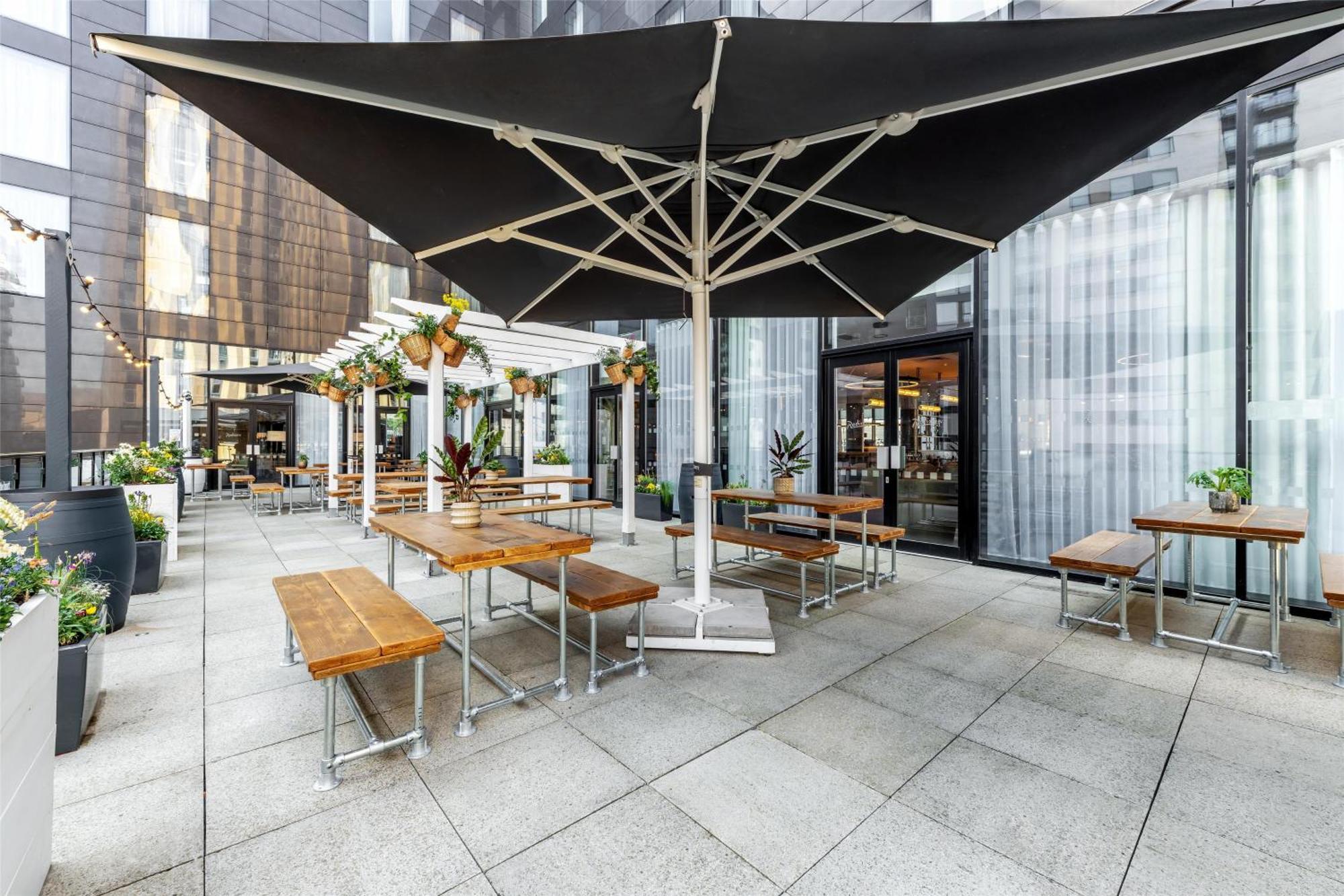 Radisson Hotel Manchester City Centre, A Verified Net Zero Hotel Esterno foto
